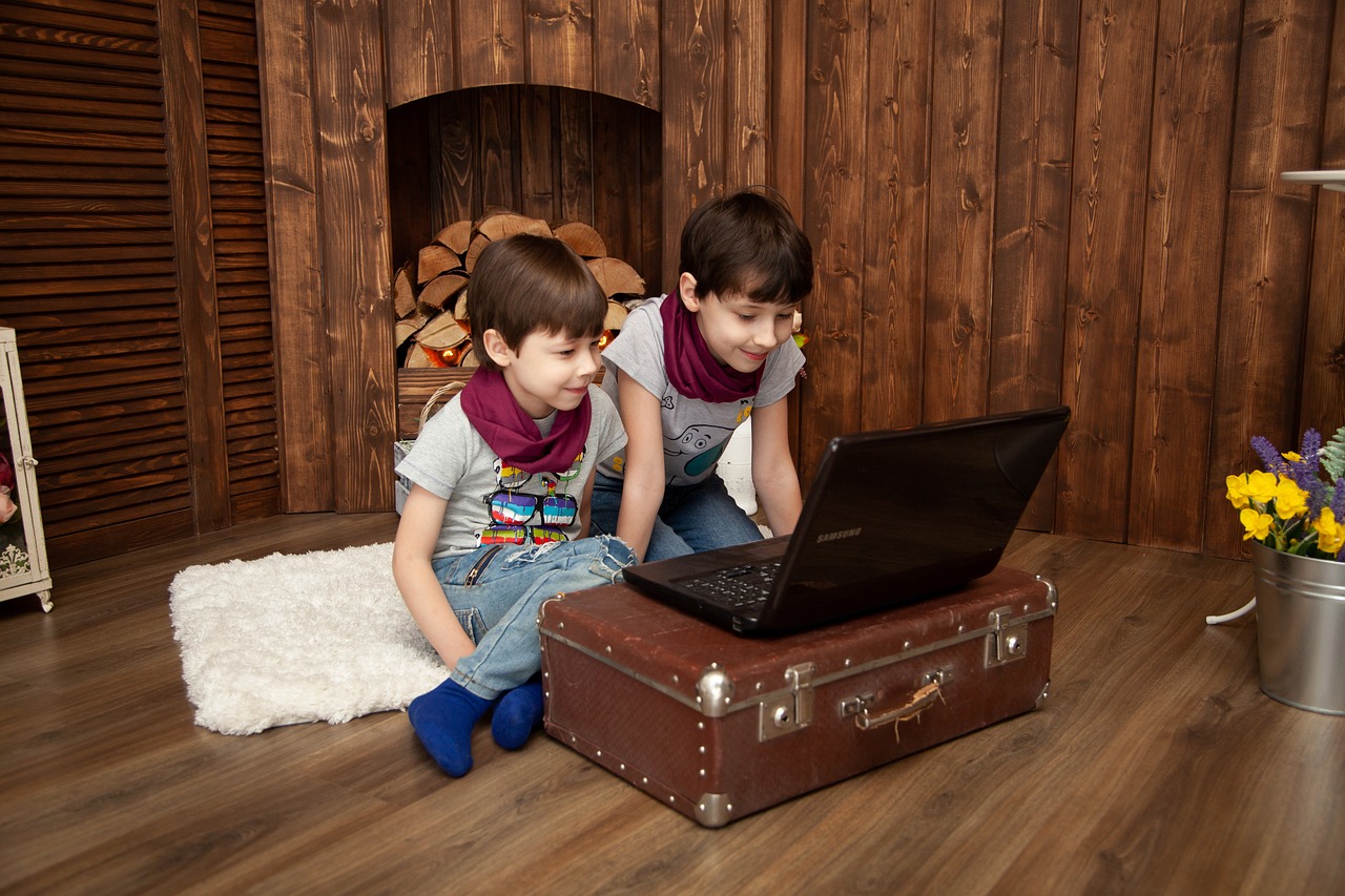 Kids, entertainment, notebook — Die Entwicklung der Casino -Unterhaltung: von traditionell bis online